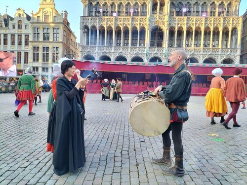 Tác giả tác nghiệp tại lễ hội truyền thống Ommegang, di sản nhân loại được UNESCO công nhận.