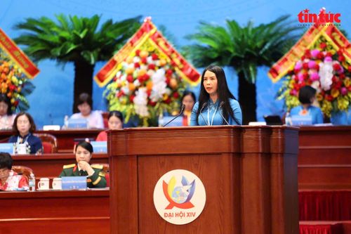Bà Trần Lan Phương, Phó Chủ tịch Thường trực Hội LHPN Việt Nam trình bày Đề án nhân sự và bầu Ban Chấp hành Trung ương Hội LHPN Việt Nam khóa XIV, nhiệm kỳ 2026 - 2031.