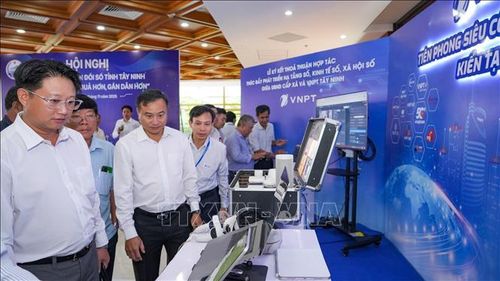 Lãnh đạo tỉnh Tây Ninh tham quan, tìm hiểu các giải pháp ứng dụng trí tuệ nhân tạo và chuyển đổi số phục vụ công tác quản lý, điều hành tại khu vực trưng bày công nghệ. Ảnh: Minh Phú - TTXVN
