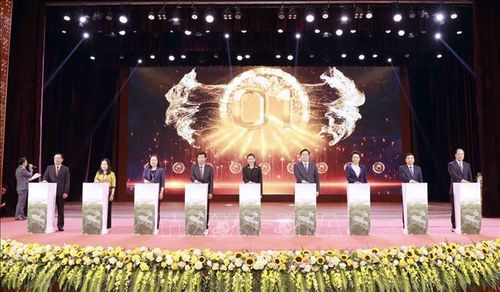 Các đại biểu thực hiện nghi thức ấn nút chính thức triển khai Dự án Khu công nghiệp Đoan Hùng - Amata City Phú Thọ tại hội nghị. Ảnh: Hoàng Hùng/TTXVN