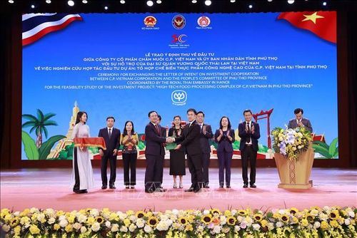 Lãnh đạo Ủy ban Nhân dân tỉnh Phú Thọ và đại diện Công ty Cổ phần Chăn nuôi C.P. Việt Nam trao Ý định thư về đầu tư dự án Tổ hợp chế biến thực phẩm công nghệ cao của C.P. Việt Nam tại tỉnh Phú Thọ. Ảnh: Hoàng Hùng/TTXVN