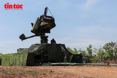 · Lực lượng phòng không ngụy trang, triển khai khí tài ra đa, bảo đảm sẵn sàng phát hiện, quản lý mục tiêu trên không.