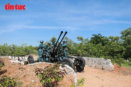 Cán bộ, chiến sĩ pháo phòng không cơ động vào vị trí chiến đấu, sẵn sàng thực hành các tình huống trong diễn tập.