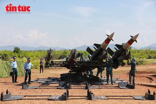 Kíp chiến đấu triển khai khí tài tên lửa phòng không tại trận địa trong cuộc diễn tập bảo vệ vùng trời phía Nam.