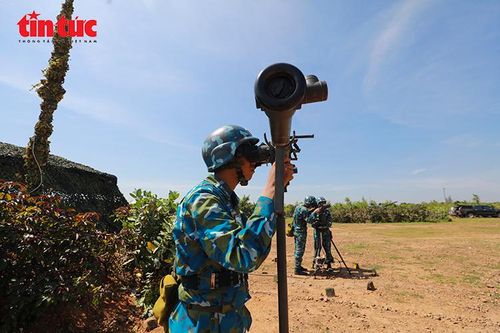 Chiến sĩ phòng không quan sát, theo dõi mục tiêu trên không, phục vụ công tác chỉ huy và hiệp đồng chiến đấu tại trận địa.