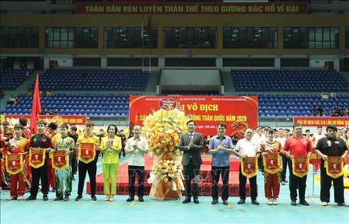 Trao cờ lưu niệm cho các đoàn tham dự.