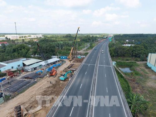 Thi công Dự án đầu tư xây dựng mở rộng đường cao tốc TP. Hồ Chí Minh - Trung Lương - Mỹ Thuận. Ảnh: TTXVN