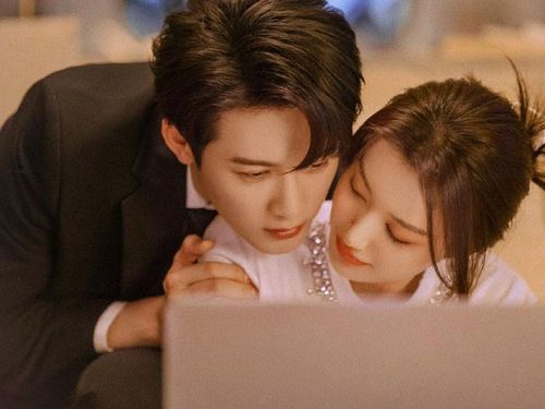 Dù dẫn đầu rating và sở hữu lượng đặt xem ấn tượng, Tình Yêu Có Khói Lửa vẫn gây tranh cãi khi bị chê kịch bản cũ kỹ, thiếu sức hút. Ảnh: Weibo