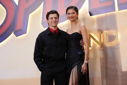 Zendaya từng từ chối xác nhận chuyện kết hôn với Tom Holland.