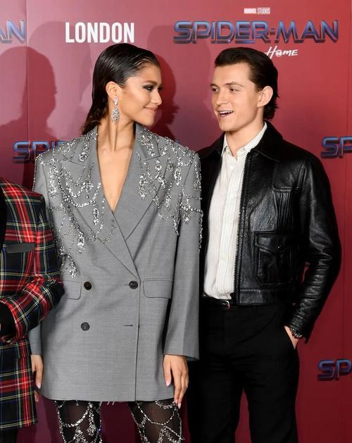 Tom Holland và Zendaya lần đầu vướng tin hẹn hò vào năm 2017 sau khi cùng tham gia bộ phim Spider-Man: Homecoming.