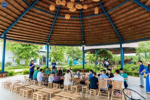Những dịp cuối tuần, rất đông du khách, người dân đến tham quan mô hình sản xuất nước mắm Lê Gia. Ảnh: Quốc Anh