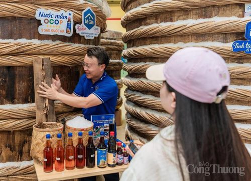 Hiện, Công ty TNHH Thực phẩm & Thương mại dịch vụ Lê Gia sở hữu hai sản phẩm OCOP 5 sao quốc gia là nước mắm và mắm tôm. Ảnh: Quốc Anh
