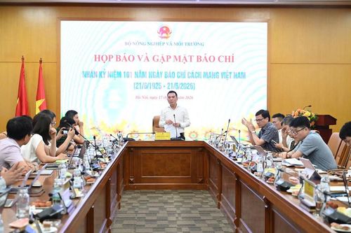Thứ trưởng Bộ Nông nghiệp và Môi trường Đặng Ngọc Điệp thông tin tại buổi họp báo. Ảnh: Thanh Trà
