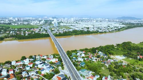 Nhìn từ phía bên kia sông, Nam sông Mã đã chuyển mình thành đô thị hiện đại (Ảnh chụp từ đầu cầu Nguyệt Viên bên bờ Bắc sông Mã)
