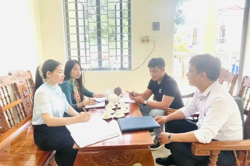 Phóng viên Báo và Phát thanh, truyền hình Thanh Hóa tác nghiệp tại xã biên giới Bát Mọt.