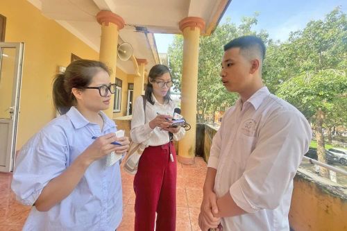 Phóng viên Báo và Phát thanh, truyền hình Thanh Hóa phỏng vấn học sinh tại xã ven biển Vạn Lộc.