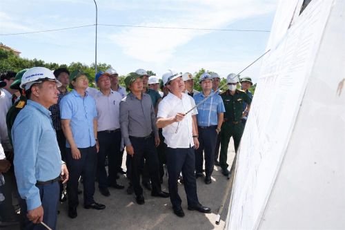 Thứ trưởng Bộ Xây dựng Nguyễn Tường Văn cùng đoàn công tác kiểm tra Dự án mở rộng cao tốc Bắc - Nam đoạn Cam Lộ - La Sơn