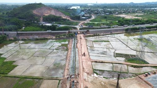 Nút giao tỉnh lộ 12B nằm tại km 72+370 trên cao tốc Cam Lộ - La Sơn, phường Kim Long, thành phố Huế đang triển khai thi công