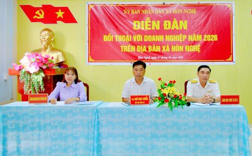 Đại diện chính quyền địa phương, lãnh đạo Thuế cơ sở Khu vực 4, Bảo hiểm xã hội cơ sở Hà Tiên tham dự diễn đàn.