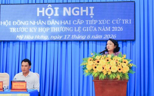 Đồng chí Nguyễn Thị Minh Kiều, Bí thư Đảng ủy, Chủ tịch HĐND xã Hội An đại diện Tổ đại biểu số 17 HĐND hai cấp phát biểu giải trình và tiếp thu ý kiến cử tri.