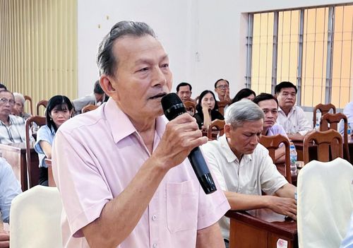 Cử tri Phạm Văn Chua phát biểu tại hội nghị.