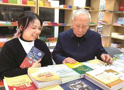 Nhà báo Hoàng Tiến và cháu ngoại.