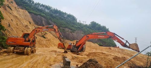 Khắc phục sạt lở trên quốc lộ 40B vào tháng 11/2025. Ảnh: CÔNG TÚ