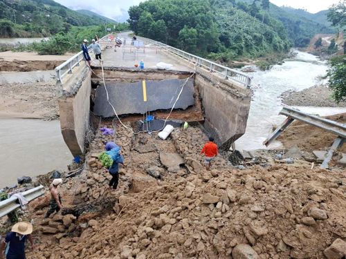 Đường dẫn vào mố cầu Ca Da trên quốc lộ 24C (nối liền 2 xã Trà Liên và Trà Tân) bị mưa lũ gây xói lở vào tháng 10/2025. Ảnh: CÔNG TÚ