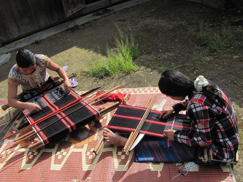 Phụ nữ Cơ Tu dệt thổ cẩm. Ảnh: Phương Giang