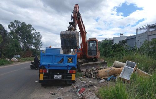 Phường Hòa Khánh huy động phương tiện cơ giới xử lý các điểm bị đổ trộm, tập kết rác bừa bãi. Ảnh: HOÀNG HIỆP