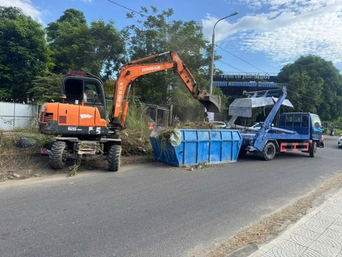 Thực hiện chỉ đạo của UBND thành phố, các địa phương đang tập trung nguồn lực xử lý điểm tồn đọng rác thải. Ảnh: HOÀNG HIỆP