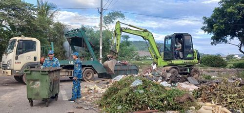 Phường An Khê huy động các lực lượng, phương tiện tổng dọn vệ sinh, thu gom rác tại các điểm nóng môi trường xung quanh chợ Hòa Phát. Ảnh: HOÀNG HIỆP