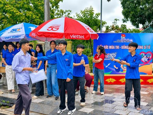 Đoàn viên thanh niên xã Mường Nhé tiếp sức thí sinh thi tốt nghiệp THPT năm 2026.