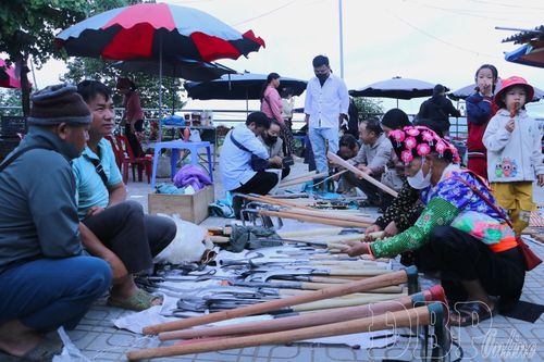 Chợ phiên Keo Lôm tổ chức vào thứ 7 hàng tuần, thu hút khách du lịch, quảng bá các sản phẩm nông sản đặc trưng của địa phương.
