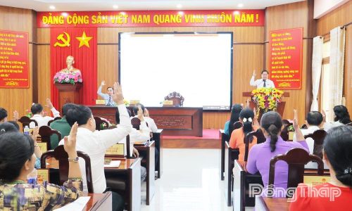 100% đại biểu HĐND xã Chợ Gạo biểu quyết thống nhất thông qua 4 dự thảo Nghị quyết trình tại Kỳ họp.