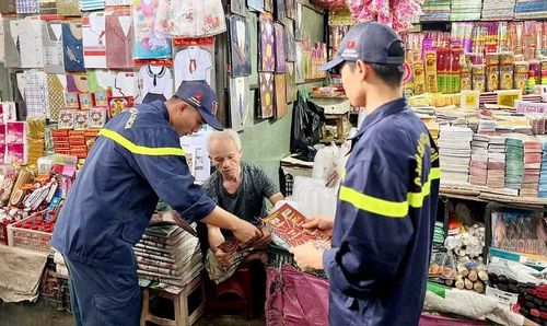 Lực lượng Cảnh sát Phòng cháy chữa cháy và Cứu nạn cứu hộ tăng cường tuyên truyền, hướng dẫn người dân các bước phòng ngừa cháy, nổ mùa nắng nóng. Ảnh: K.Anh