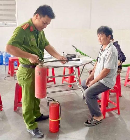 Công an xã Chư A Thai đến từng hộ dân để hướng dẫn cách sử dụng bình chữa cháy mini. Ảnh: ĐVCC