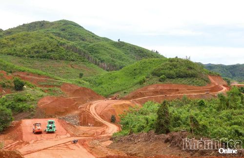 Sau thời gian thi công, tuyến đường liên vùng đoạn băng qua khu vực đồi núi thuộc xã Khánh Vĩnh đã hình thành.