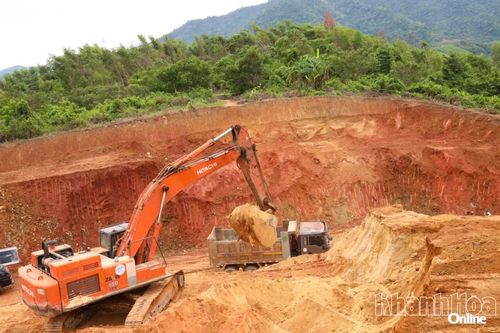 Đơn vị nhà thầu tăng cường máy móc san gạt, đào đất tại các vị trí đã bàn giao mặt bằng.