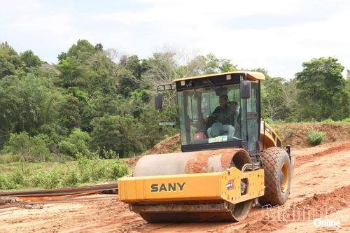 Dưới cái nắng gay gắt của những ngày tháng 6, công nhân đơn vị nhà thầu vẫn miệt mài tăng ca để đáp ứng tiến độ tại đoạn tuyến đi qua xã Khánh Vĩnh.