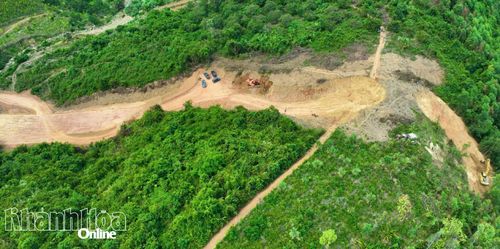 Dự án có 30km đi qua khu vực đồi núi, địa hình hiểm trở nên việc thi công gặp nhiều khó khăn.