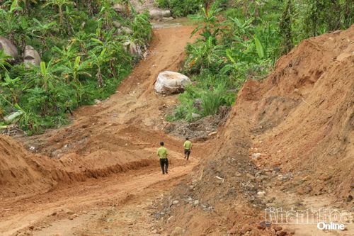 Cán bộ ngành kiểm lâm băng đồi, vượt suối tiếp cận khu vực rừng đặc dụng.