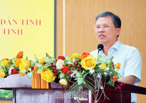 Phó Chủ tịch UBND tỉnh Trần Hòa Nam phát biểu tại buổi tiếp xúc. 