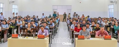 Các đại biểu và cử tri phường Nam Nha Trang tại buổi tiếp xúc.