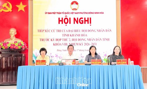 Các đại biểu tiếp xúc cử tri.