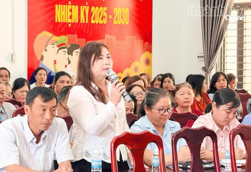 Cử tri phường Đông Ninh Hòa phát biểu ý kiến.