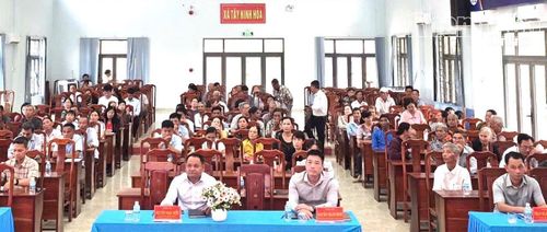 Quang cảnh buổi tiếp xúc cử tri.