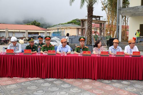 Đại biểu dự lễ ra quân.
