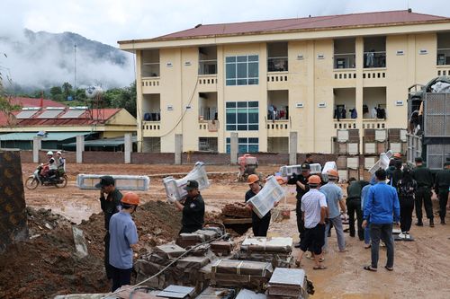 Cán bộ, chiến sĩ, đoàn viên, thanh niên Công an tỉnh, thầy, cô giáo xã Pa Tần tham gia nhiều hoạt động góp phần đẩy nhanh tiến độ thi công Trường Phổ thông nội trú Tiểu học và THCS Pa Tần.