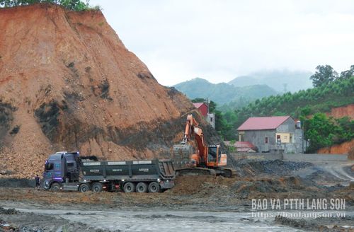Nhà đầu tư triển khai san ủi mặt bằng tại dự án khu đô thị phía Đông Nam Đồng Mỏ